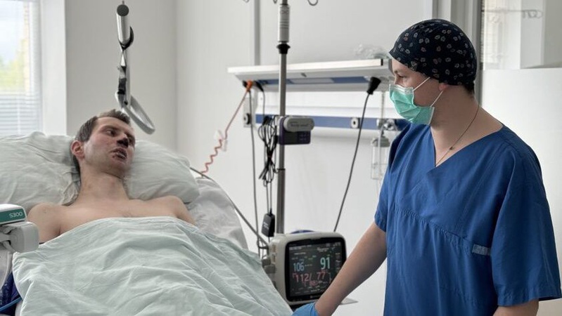 Обпечена половина тіла: у Львові пересадили шкіру військовому з Рожища. ФОТО 18+