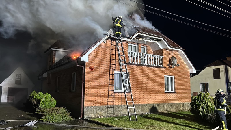 Пошкоджений дах будівлі, стіни, меблі: у Любомлі горів житловий будинок