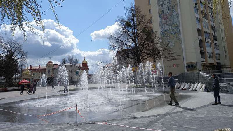 У центрі Луцька ввімкнули фонтан