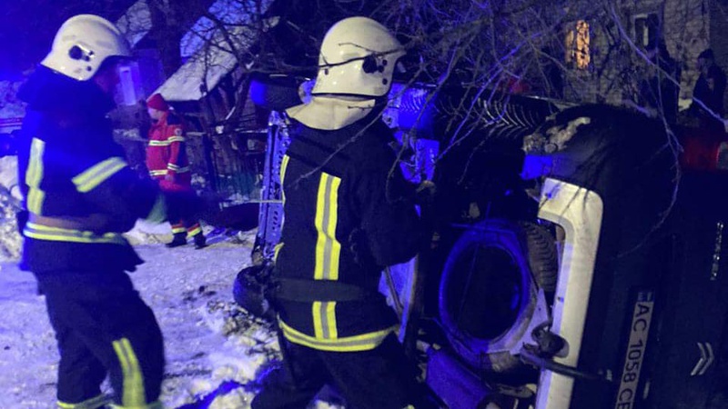 На Волині рятувальники деблокували з авто чоловіка