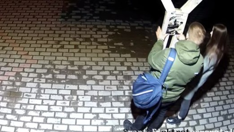 Муніципали розшукують молодь, яка вночі обклеїла рекламою Луцьк