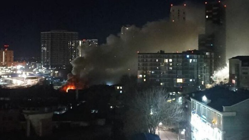 Масштабна пожежа спалахнула біля вокзалу в ростові