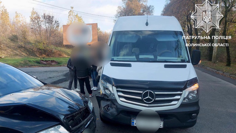 Не надав переваги у русі: у Луцьку зіткнулися бус та легковик