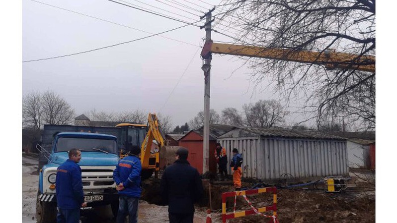 У Луцьку через розмивання ґрунту мало не впала електроопора: деякі вулиці залишилися без води