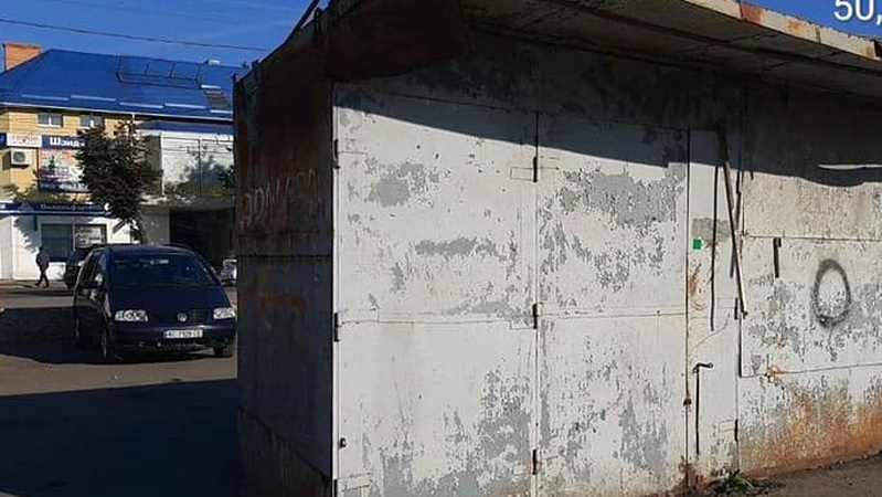 У Луцьку з Центрального ринку демонтують контейнери для платної автопарковки. ФОТО