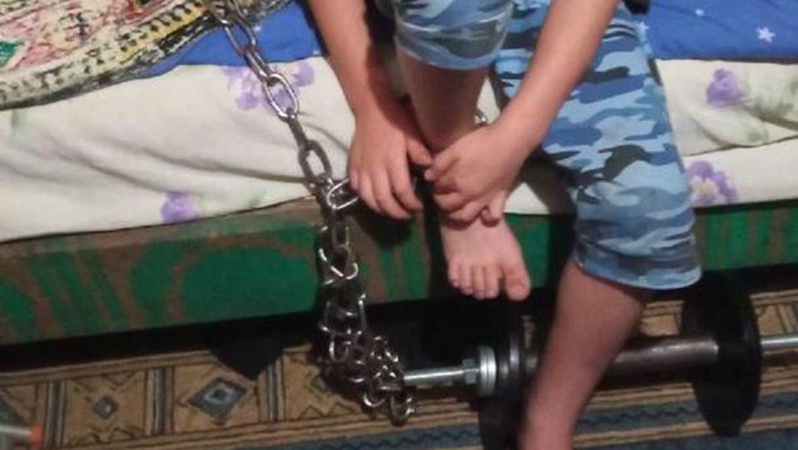 Батьки прикували ланцюгом до батареї: у поліції розповіли про порятунок 7-річного хлопчика