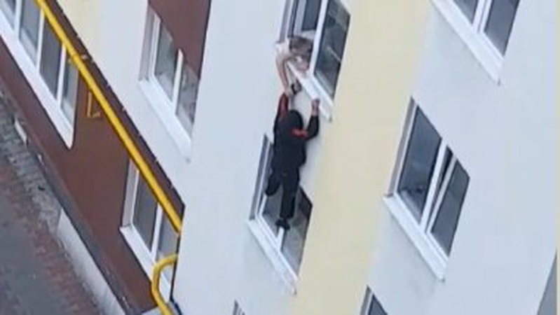 У Ковелі крадій-невдаха стрибнув з четвертого поверху та поцупив смітника