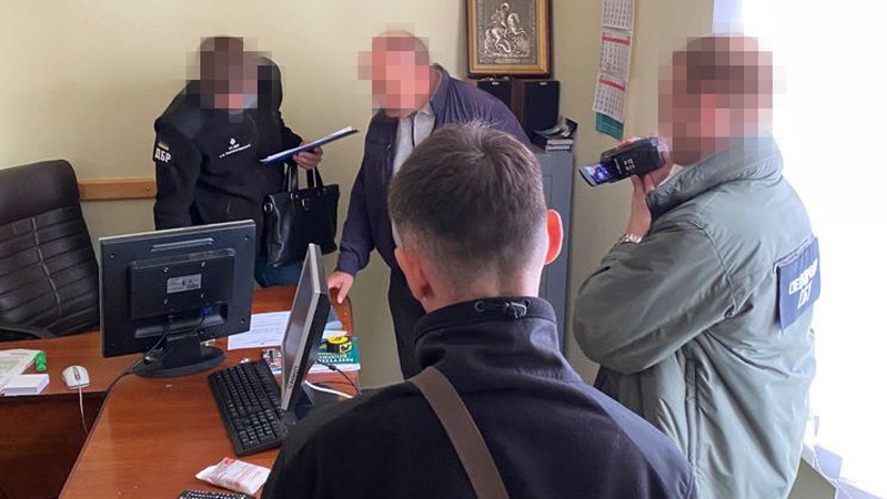 На Волинській митниці викрили корупціонерів, які заробляли на вантажівках