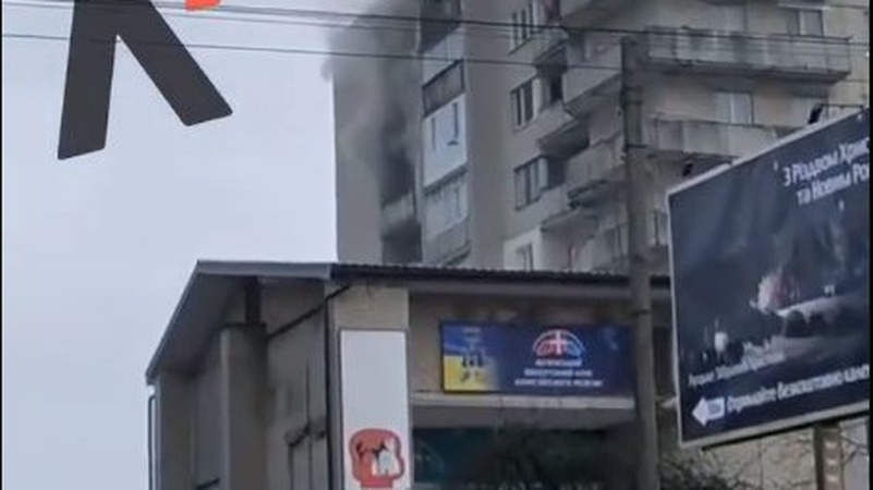 У Луцьку горить квартира в багатоповерхівці
