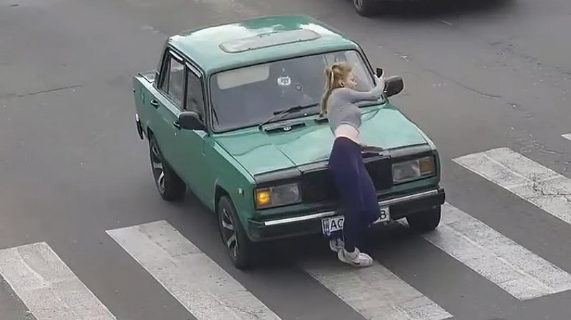 Показали момент збиття дівчини на переході в центрі Луцька