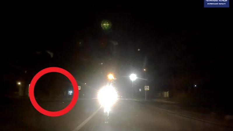 Пішохід-невидимка: у Луцьку зловили чоловіка, який ішов вулицею без видимих елементів