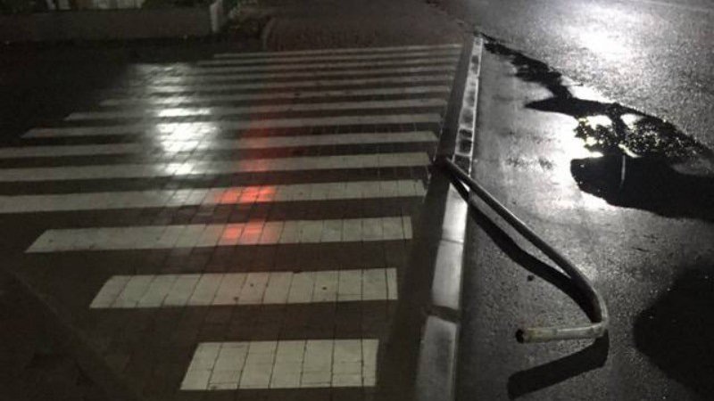 Автомобіль зніс дорожній знак у Володимирі та втік з місця ДТП