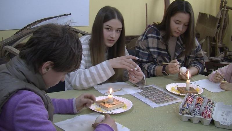 В громаді на Волині дітей навчали традиційному розпису писанок