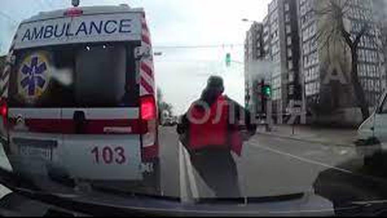 У Луцьку посеред дороги фельдшер зупинив патрульних і просив допомогти породіллі у важкому стані. ВІДЕО