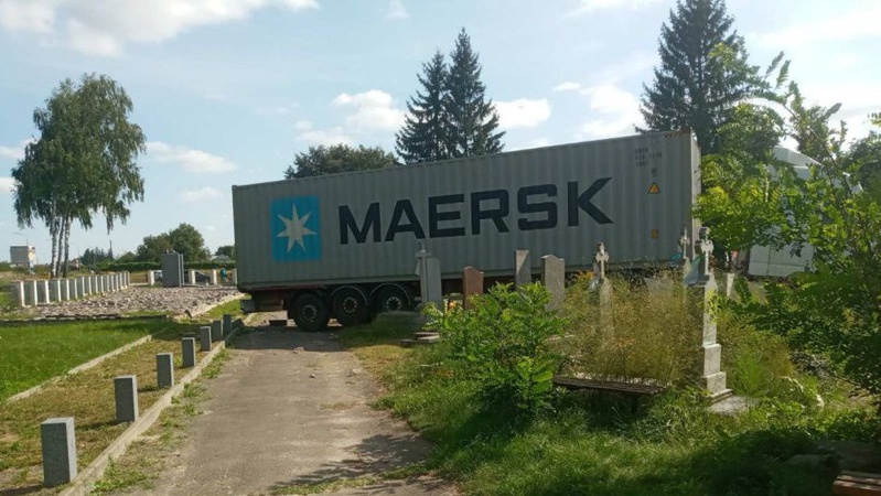 На Волині вантажівка в’їхала в кладовище