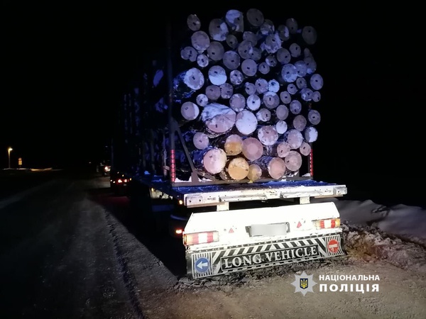 На Волині автомобілем і трактором перевозили крадений ліс