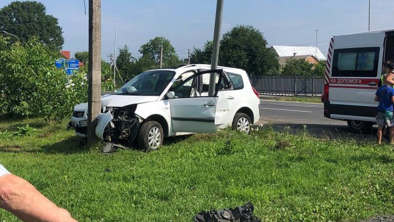 На Волині легковик влетів в стовп: серед потерпілих – двоє дітей. ФОТО