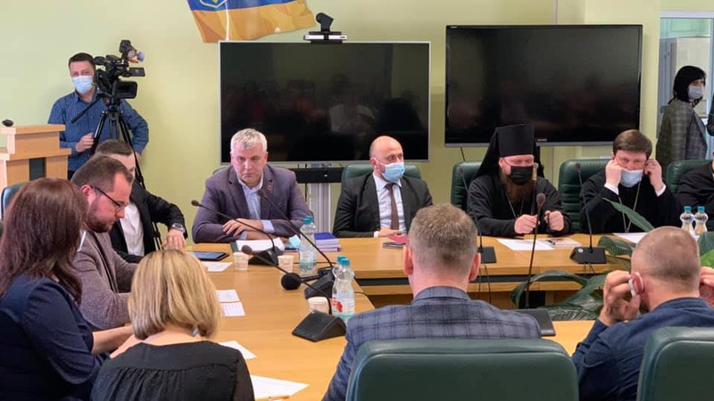 Влада Луцька зібрала нараду: більшість присутніх – без масок і кашляють