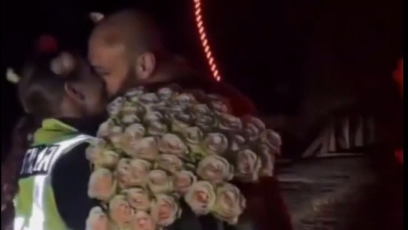 Вона сказала «так»: у Луцьку біля замку Любарта військовий освідчився патрульній