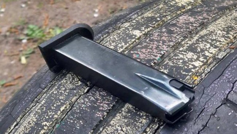 У Луцьку двоє чоловіків залишили пістолет на дитячому майданчику. ФОТО