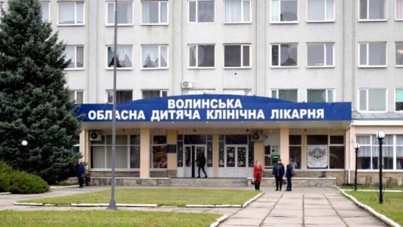 Дворічна лучанка, яку порізала матір, поправляється після операції