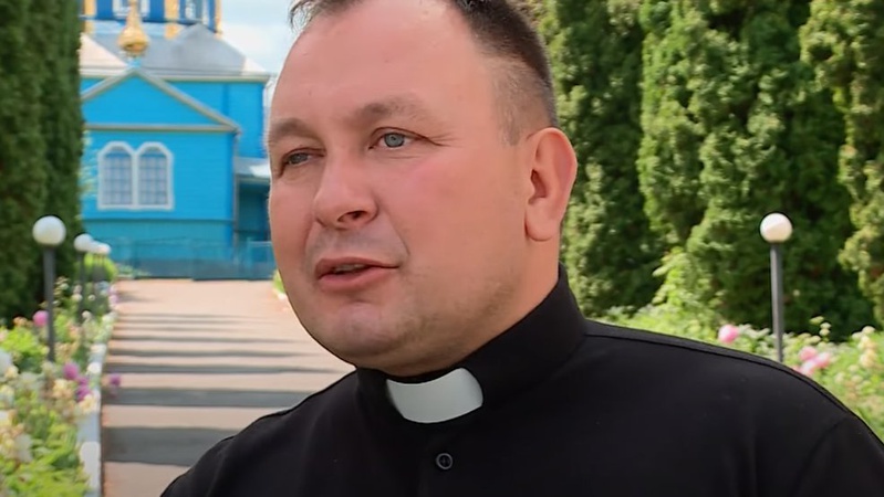 Житло для переселенців: як священник відновлює сторічні будинки. ВІДЕО