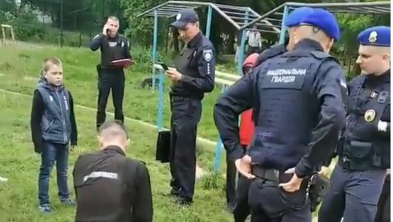 Різанина біля школи у Луцьку: невідомий ножем поранив чоловіка