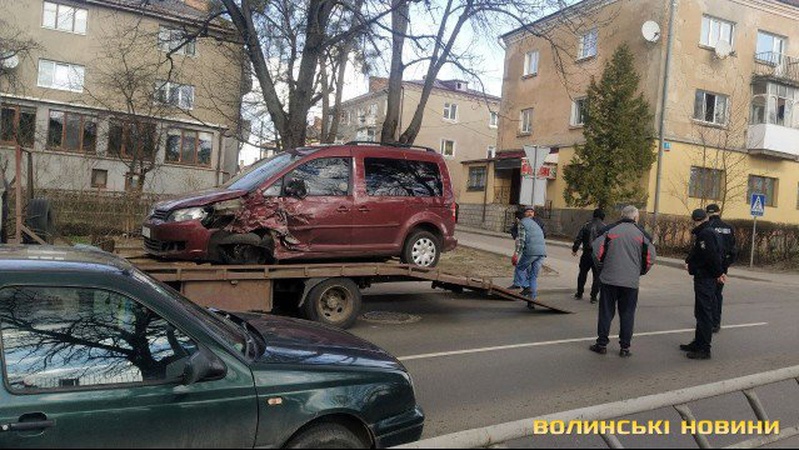 У Луцьку зіткнулися два авто: на місці ДТП утворився затор