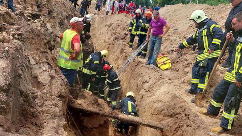 Розповіли про стан 18-річного робітника, якого врятували під час обвалу траншеї у Луцьку