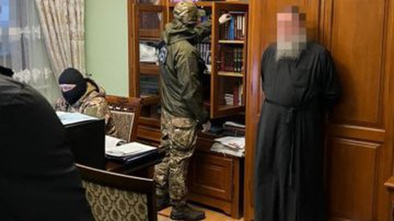 СБУ під час перевірки знайшла у приміщенні УПЦ МП методички з москви, російське громадянство та посвідчення окупантів