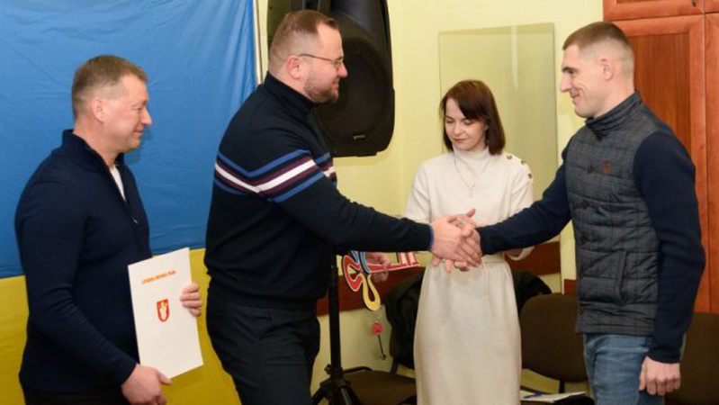 У Луцьку двом спортсменам вручили ключі від квартир. ФОТО