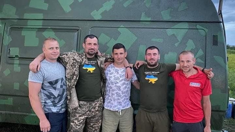 Волонтери з Камінь-Каширської громади передали бійцям ЗСУ автомобіль