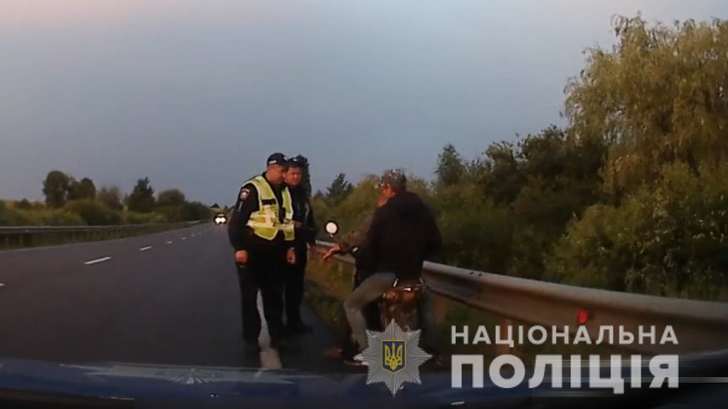 П’яний волинянин на мотоциклі без номерів тицяв копам 1000 гривень