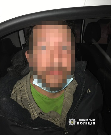 Виламав двері і погрожував вбити: лучанина на візку пограбували у його ж квартирі