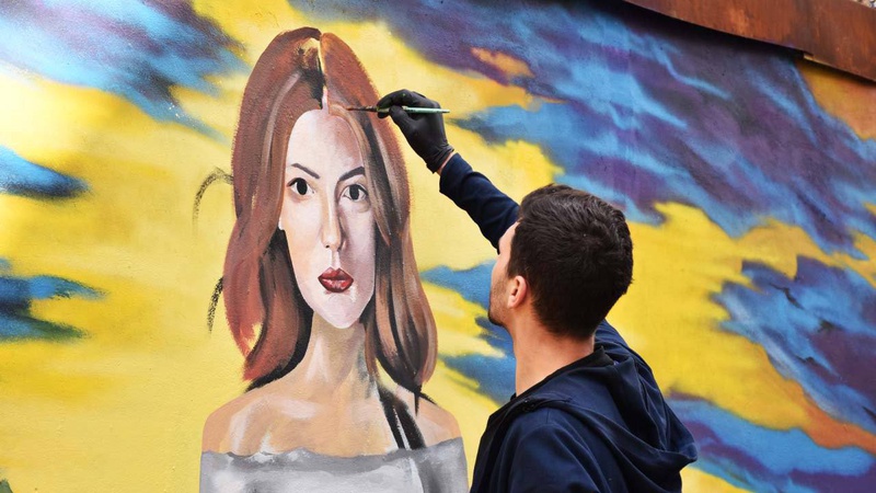 В Україні з'явився неймовірний мурал із дівчиною та легендарним псом Патроном