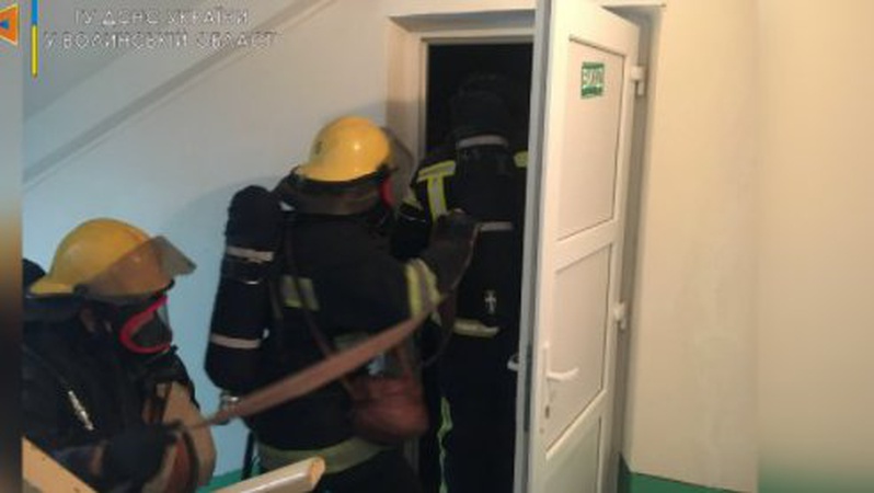 На території Нововолинського центру дитячо-юнацької творчості «гасили» пожежу: потерпілого передали медикам