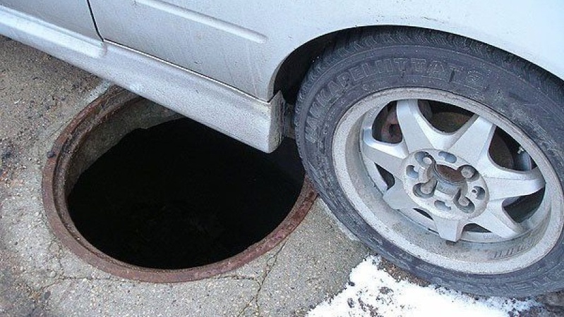 Луцькрада виплатить понад 157 тисяч власнику авто, яке потрапило у люк