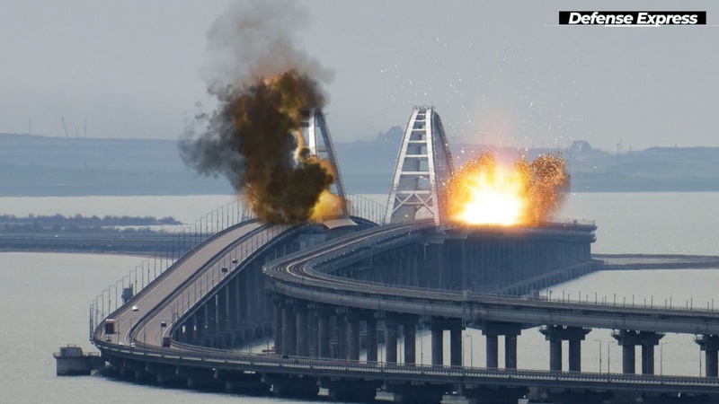 Кримський міст має бути знищений, – Подоляк