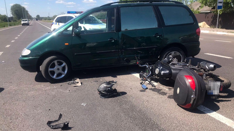 На Волині мотоцикліст в’їхав у легковик: постраждало двоє людей