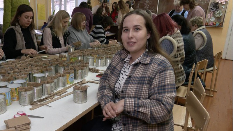 На канікулах вчителів луцької гімназії виготовляли окопні свічки