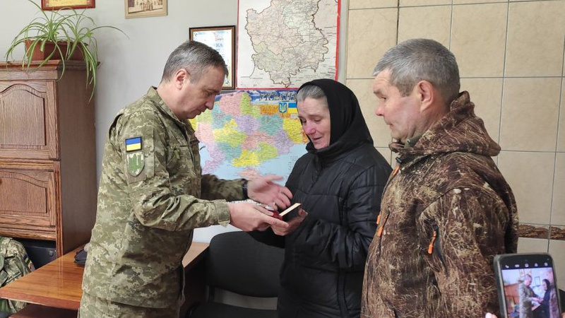 Батькам загиблого Героя з Волині вручили його посмертний орден