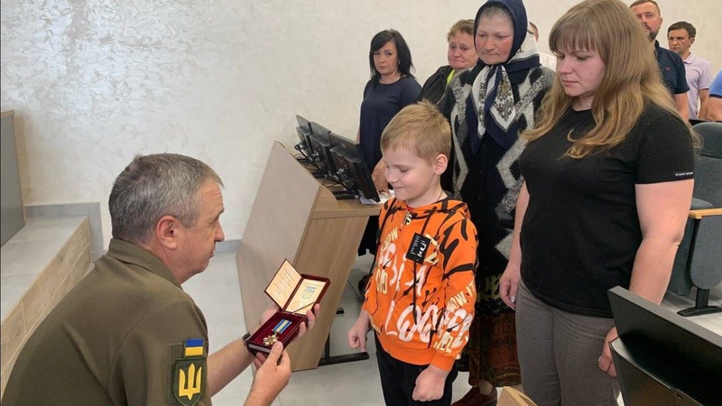 У Луцькому районі посмертну нагороду батька-Героя вручили його сину