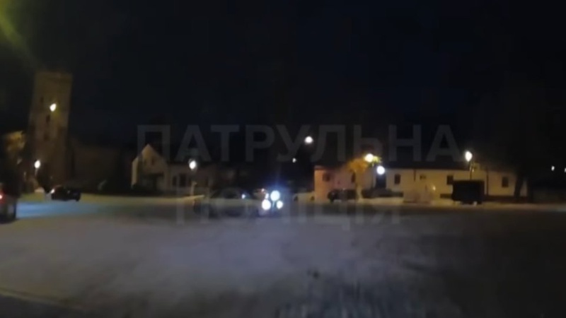 У Луцьку перед Замком Любарта водій влаштував нічний дрифт. ВІДЕО