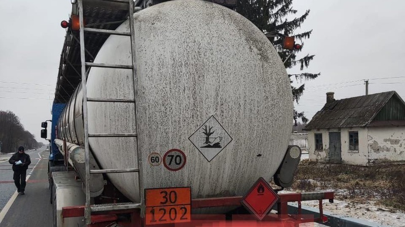 На Волині виявили вантажівку з нелегальним пальним