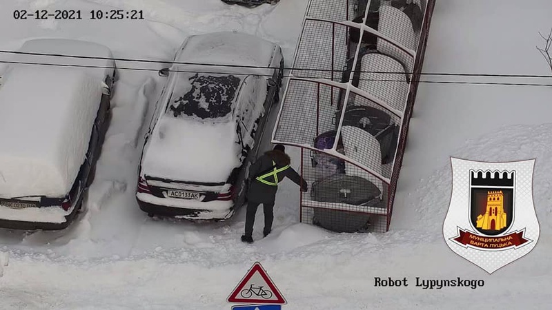 Луцькі муніципали штрафують водіїв, які лишають авто біля смітників