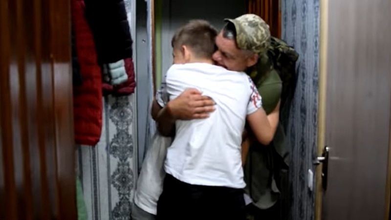 Нарешті вдома: рідні прикордонника з Волині дочекалися його повернення