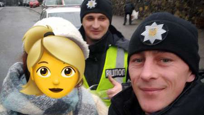 Луцькі патрульні допомогли жінці замінити пробите колесо.ФОТО