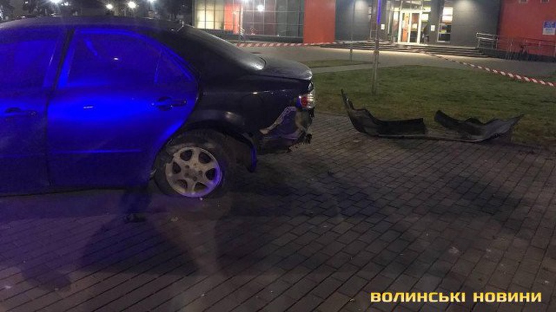 У Луцьку п’яний водій на швидкості вилетів на бордюр і збив єпископа. ФОТО