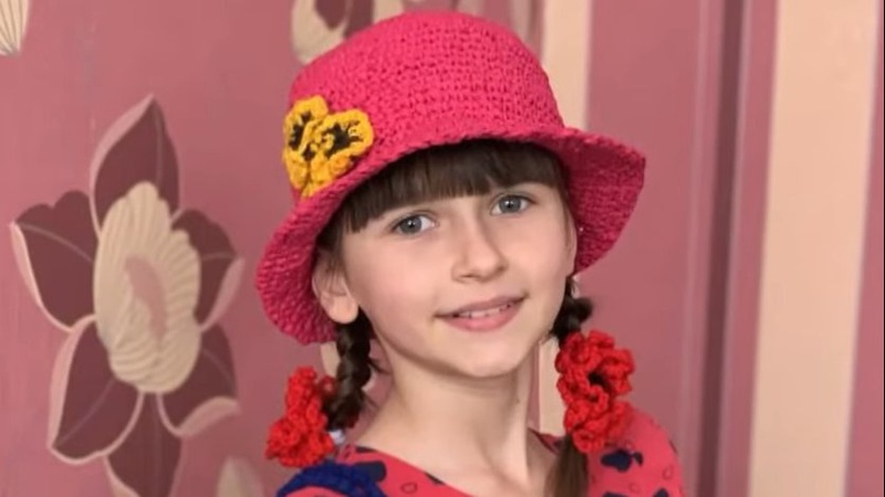 Юна майстриня з Волині в’яже килимки та капелюшки зі старих речей