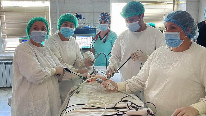 Волинські медики видалили у дівчинки кісту, всередині якої були зуби та волосся